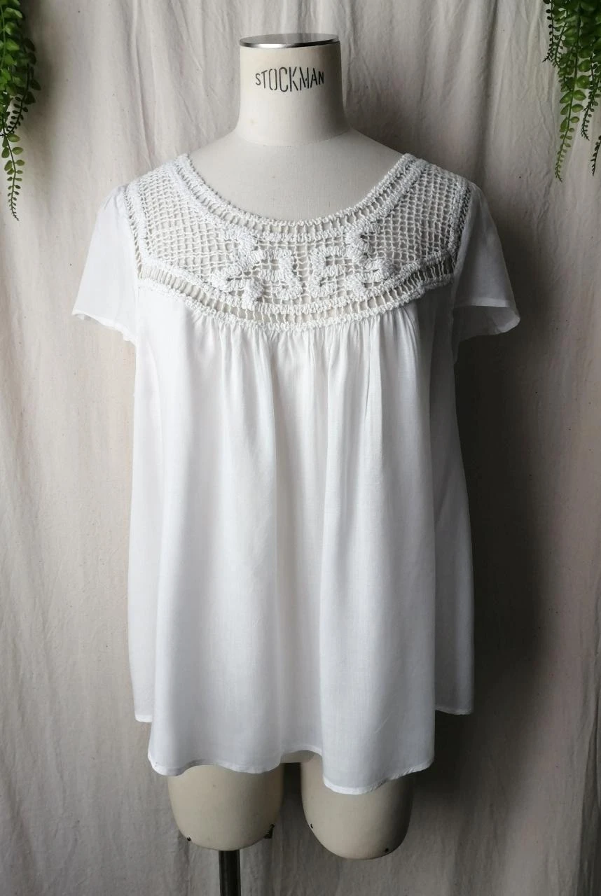 Blouse romantique blanche plastron en crochet et dos goutte "Mango"